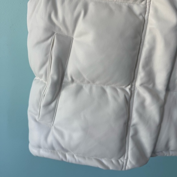 Express NWT White Collared Puffer Faux Leather Vest With Pockets Size Medium - Picture 2 of 8